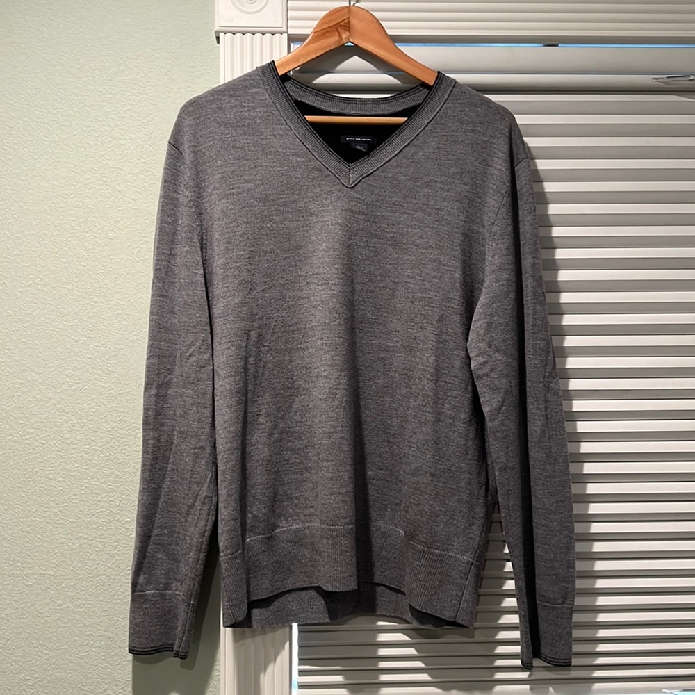 Banana Republic V Neck Merino Wool Sweater Size L
